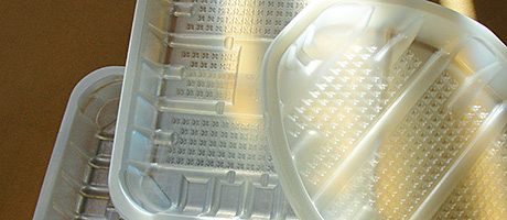 Rigid plastic packaging maker Holfeld Plastics has added to its range of sustainable trays for poultry and fish products with the unveiling of a range of r-PET/PE poultry and fish trays.