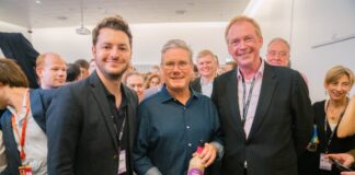 Sir Keir Stamer with Frugal Bottle and Frugalpac CEO Malcolm Waugh (right)