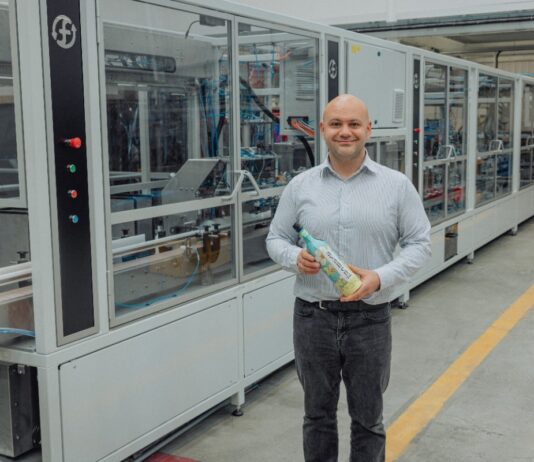 Fruglapac Product Director JP Grogan and the new Frugal Bottle Assembly Machine 2 (FBAM-2)